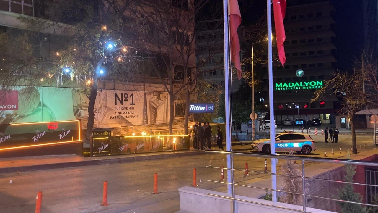 Motosikletli şüpheli caddede tabancayla rastgele ateş açtı