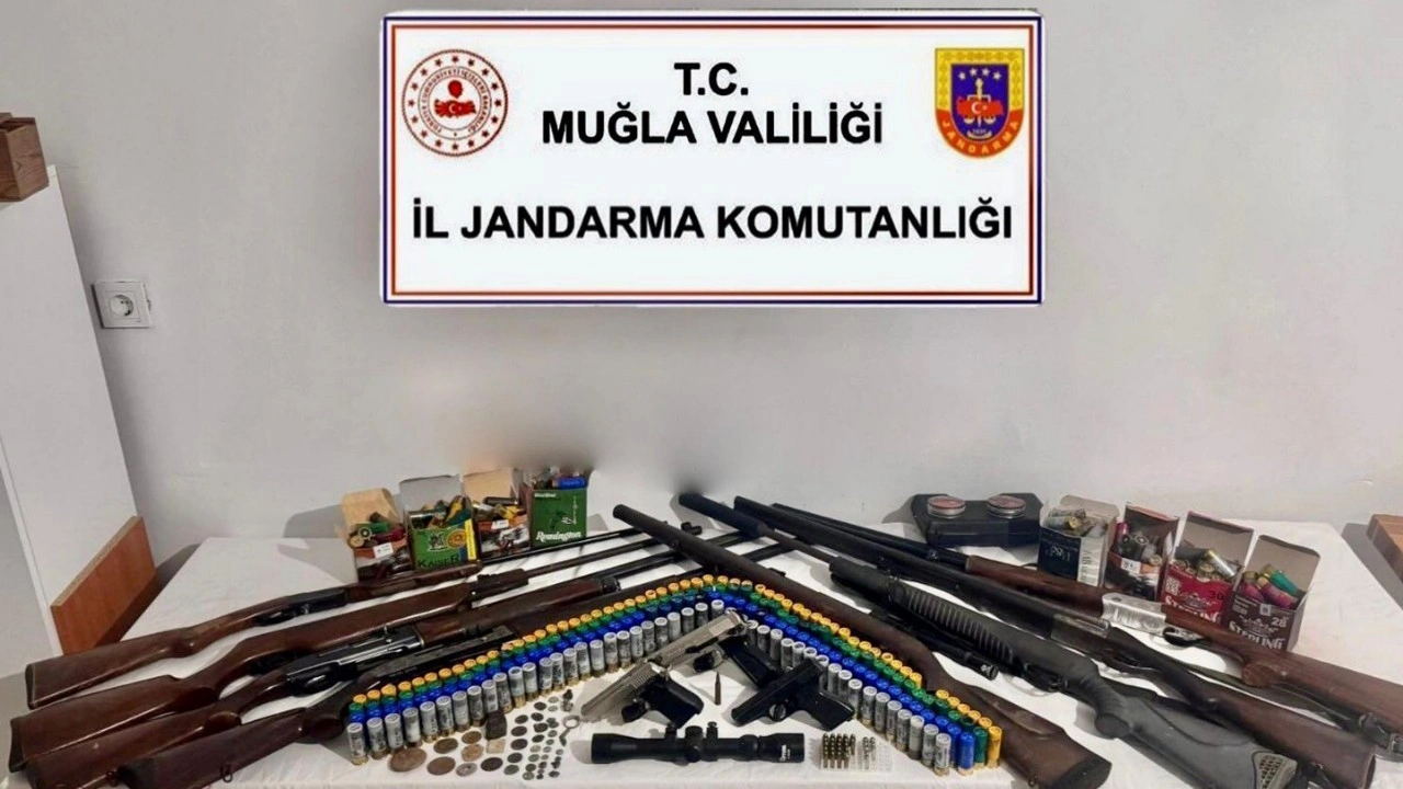 Muğla’da bir evden çok sayıda ruhsatsız silah çıktı