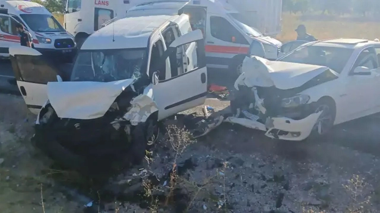Nevşehir’de otomobil ile hafif ticari araç çarpıştı: 14 yaralı