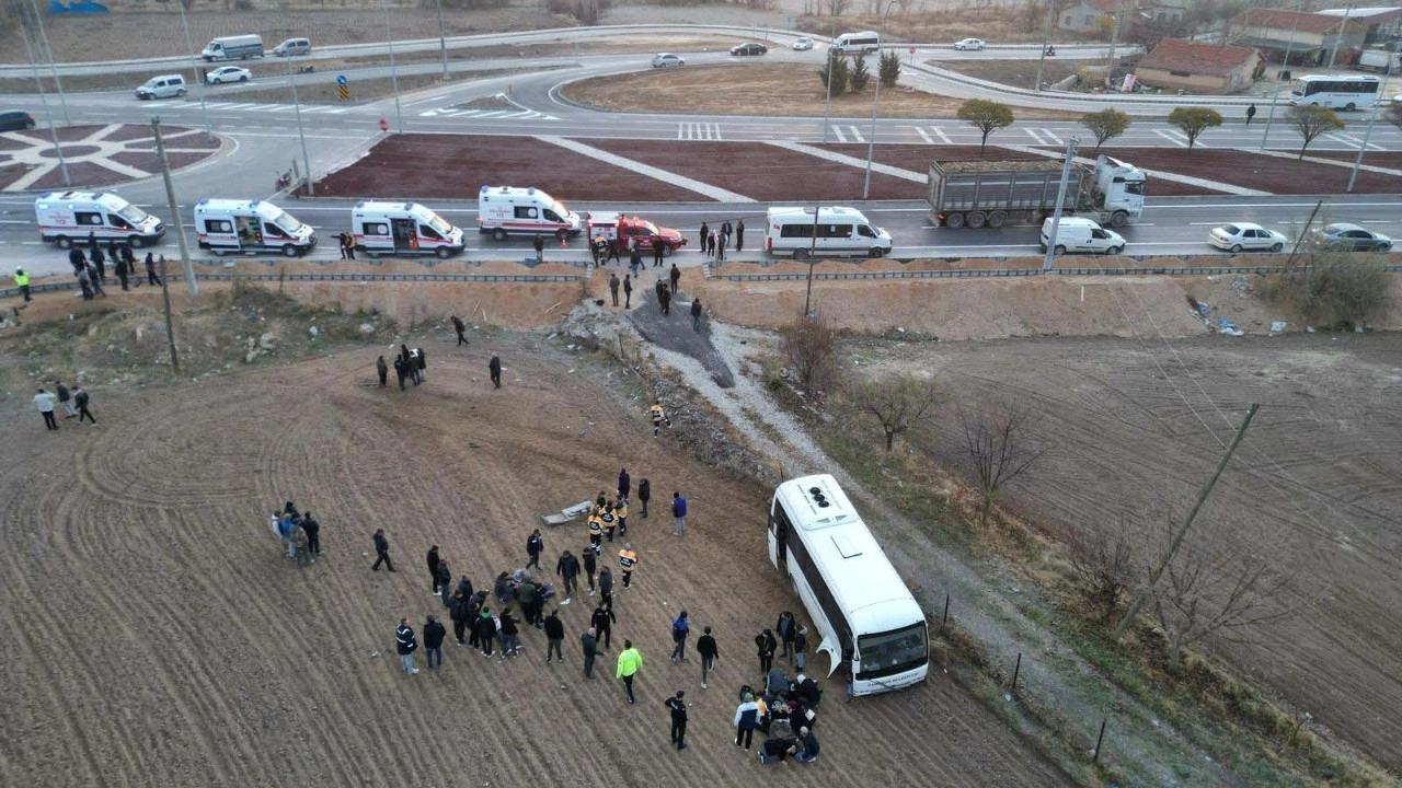 Öğrenci servis midibüsü ile kamyonet çarpıştı: 17 yaralı