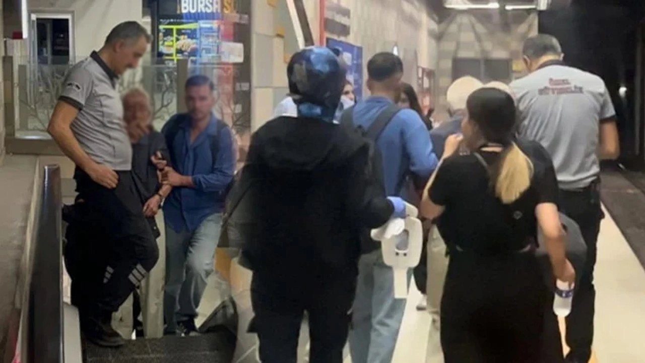 Öğrencilerin şakası yaşlı adamı raylara düşürdü! Metroda korku dolu dakikalar