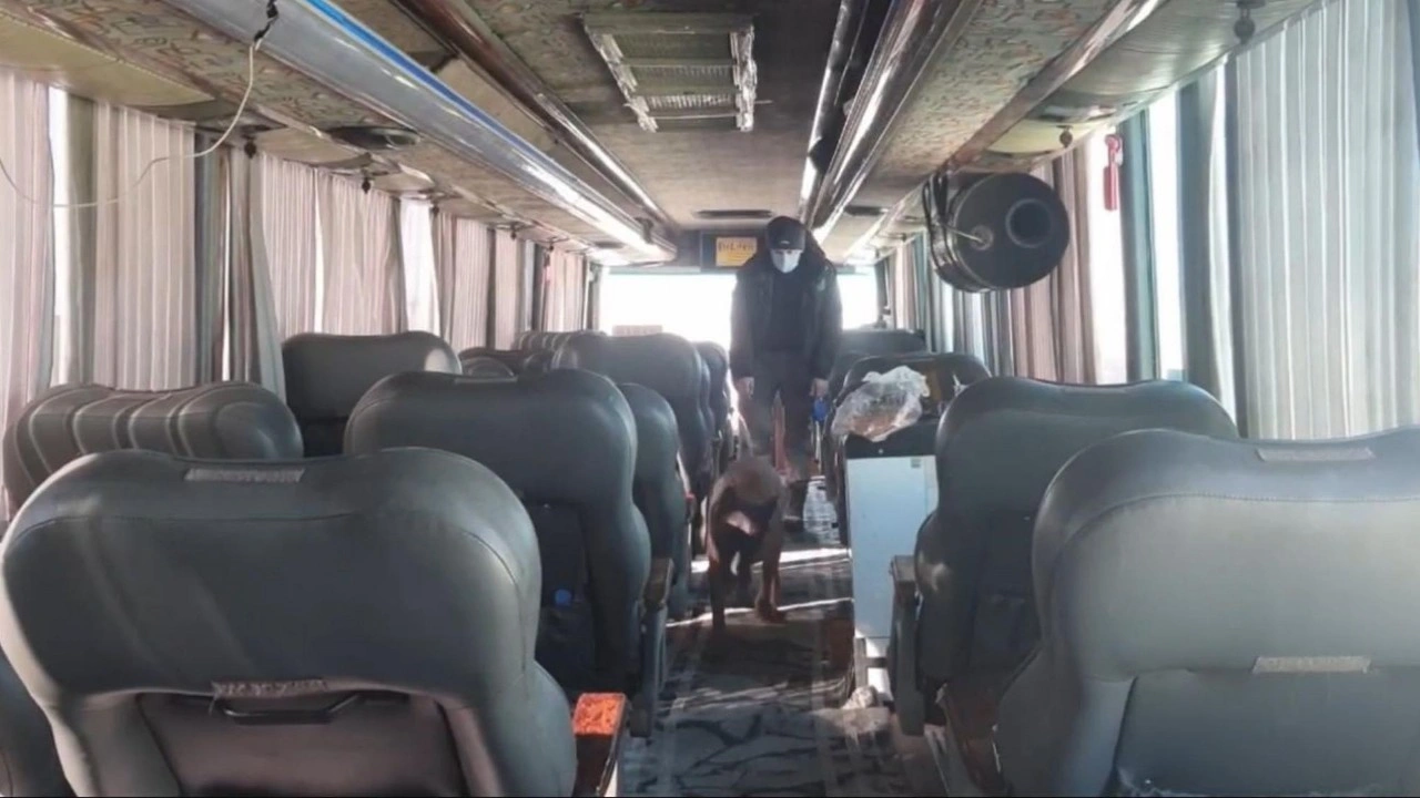 Otobüste yangın söndürme tüpüne gizlenmiş 8 kilo skunk ele geçirildi