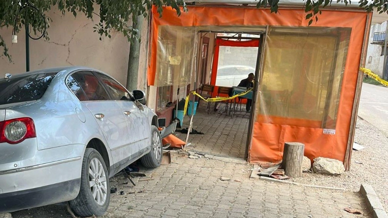 Otomobil, kahvehaneye girdi: 1 ölü, 2 yaralı