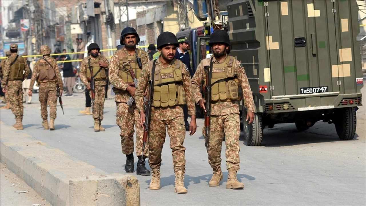 Pakistan'ın Hayber Pahtunhva eyaletinde düzenlenen bombalı saldırıda 13 asker öldü