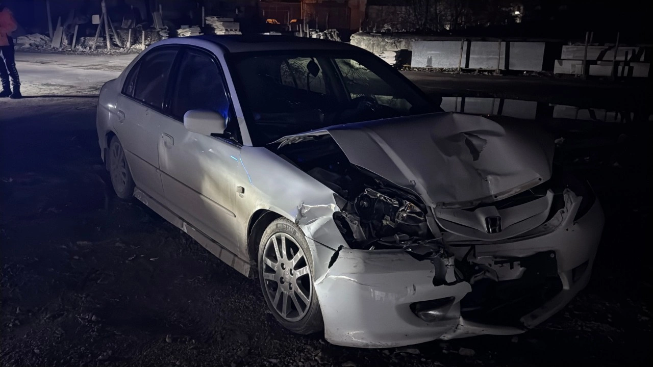 Park halindeki hafif ticari araca çarpan otomobilin sürücüsü, aracını bırakıp kaçtı