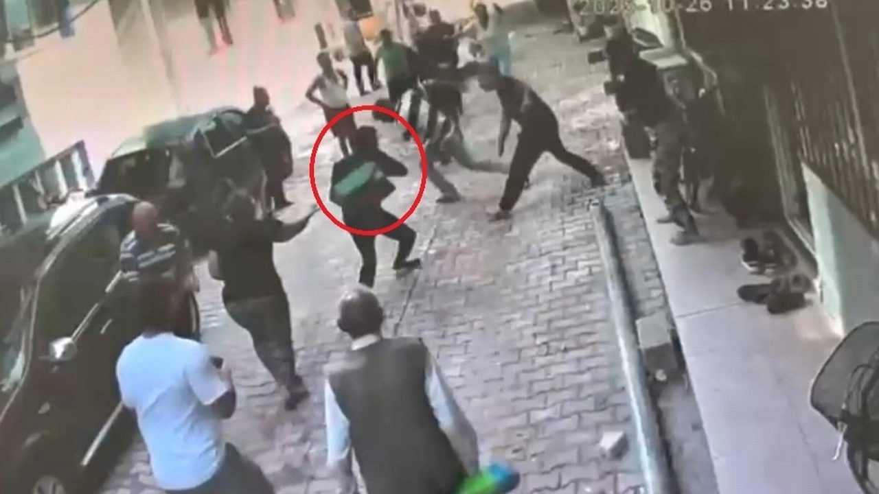 Park kavgasında birbirlerine kaldırım taşıyla vurdular