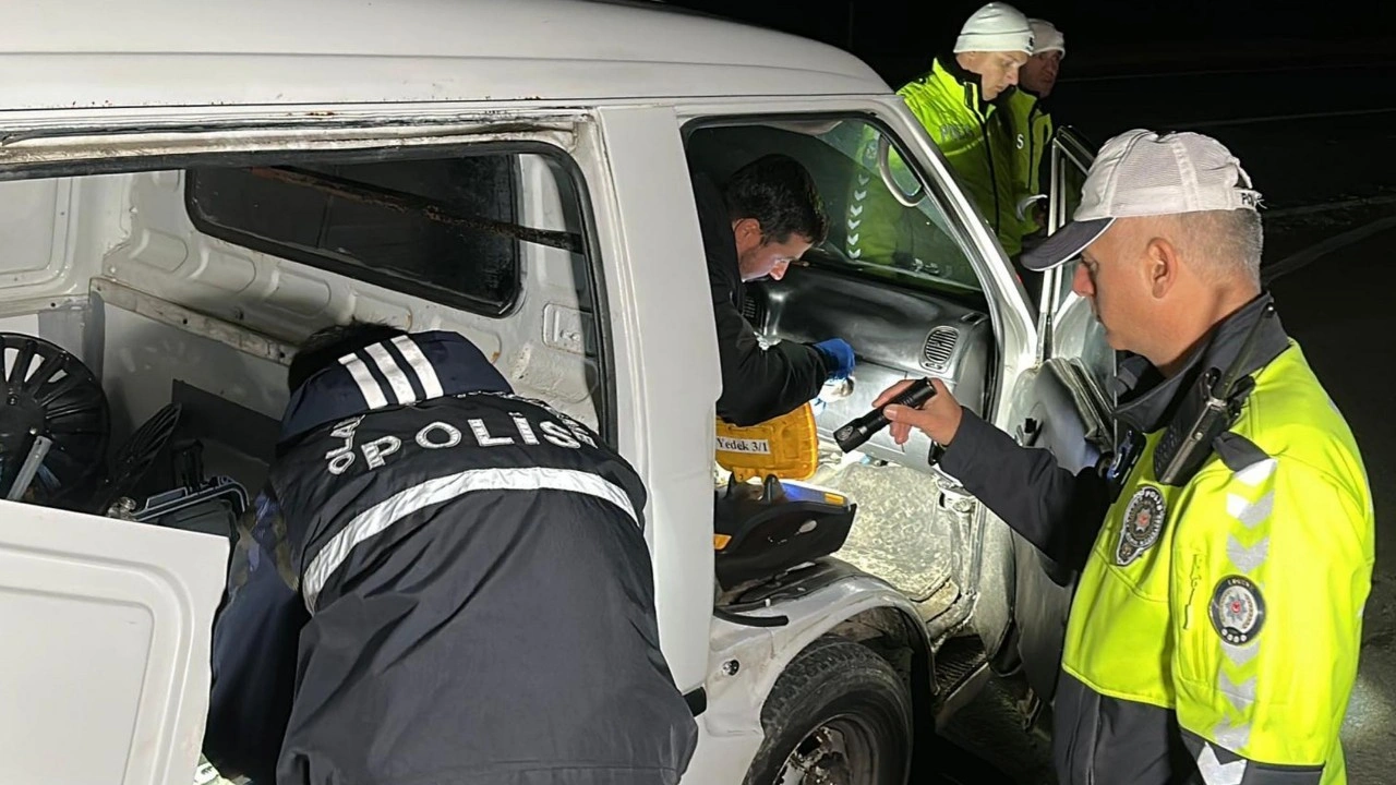 Polisten kaçarken kaza yapan minibüste 20 kaçak göçmen yakalandı