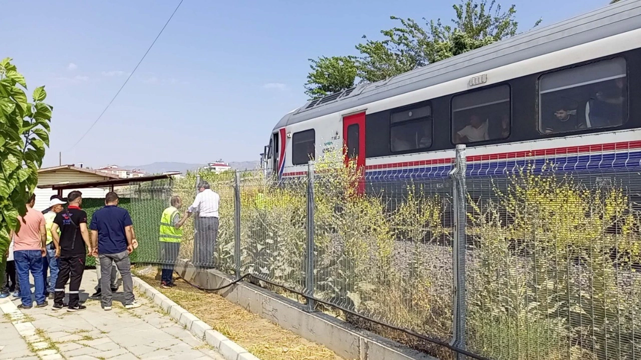 Raylardan geçerken yolcu treninin çarptığı genç adam öldü