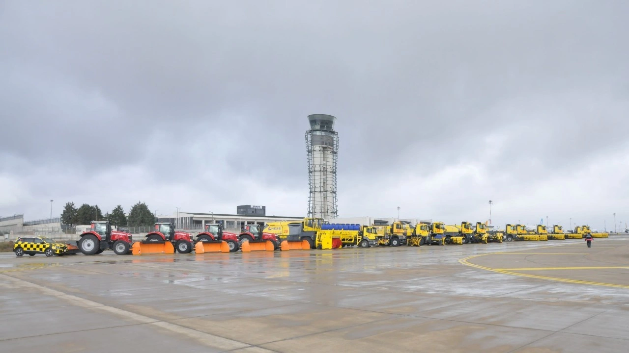 Sabiha Gökçen Havalimanı'nda karla mücadele ekipleri hazırlıklarını tamamladı
