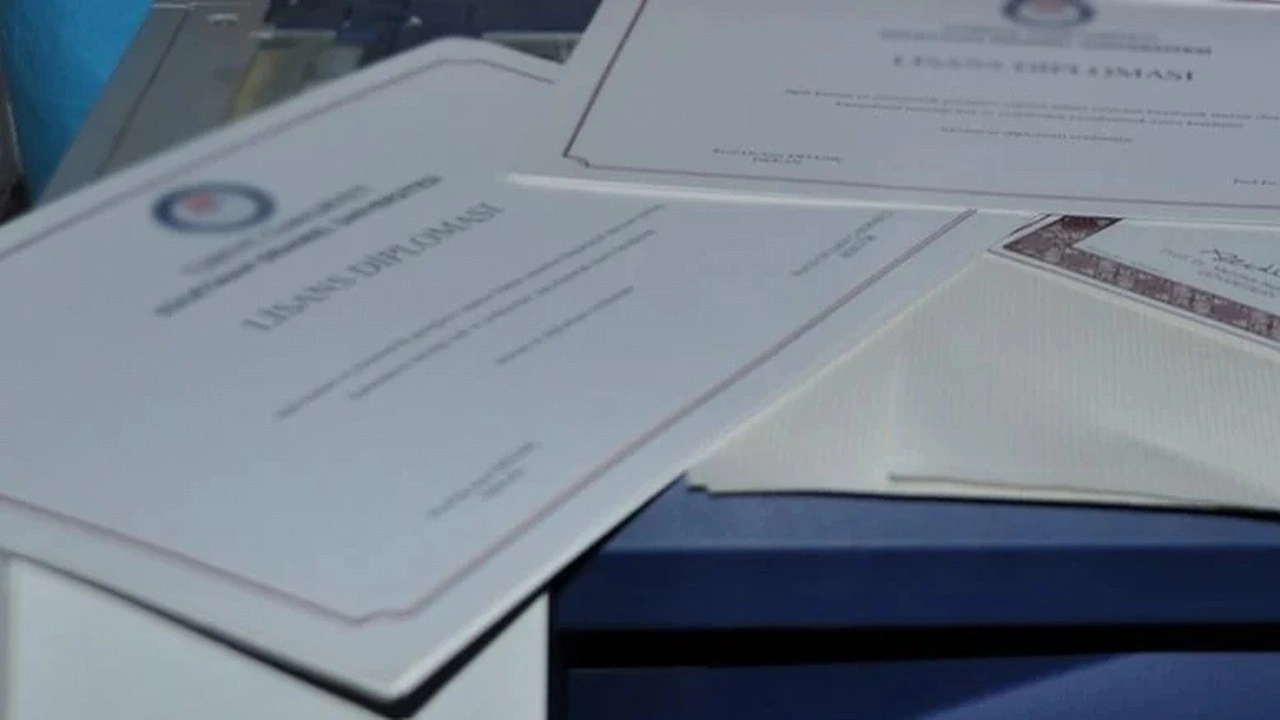 Sahte e-imza çetesinin lideri, öğrencisini başkalarının yerine sınava sokmuş