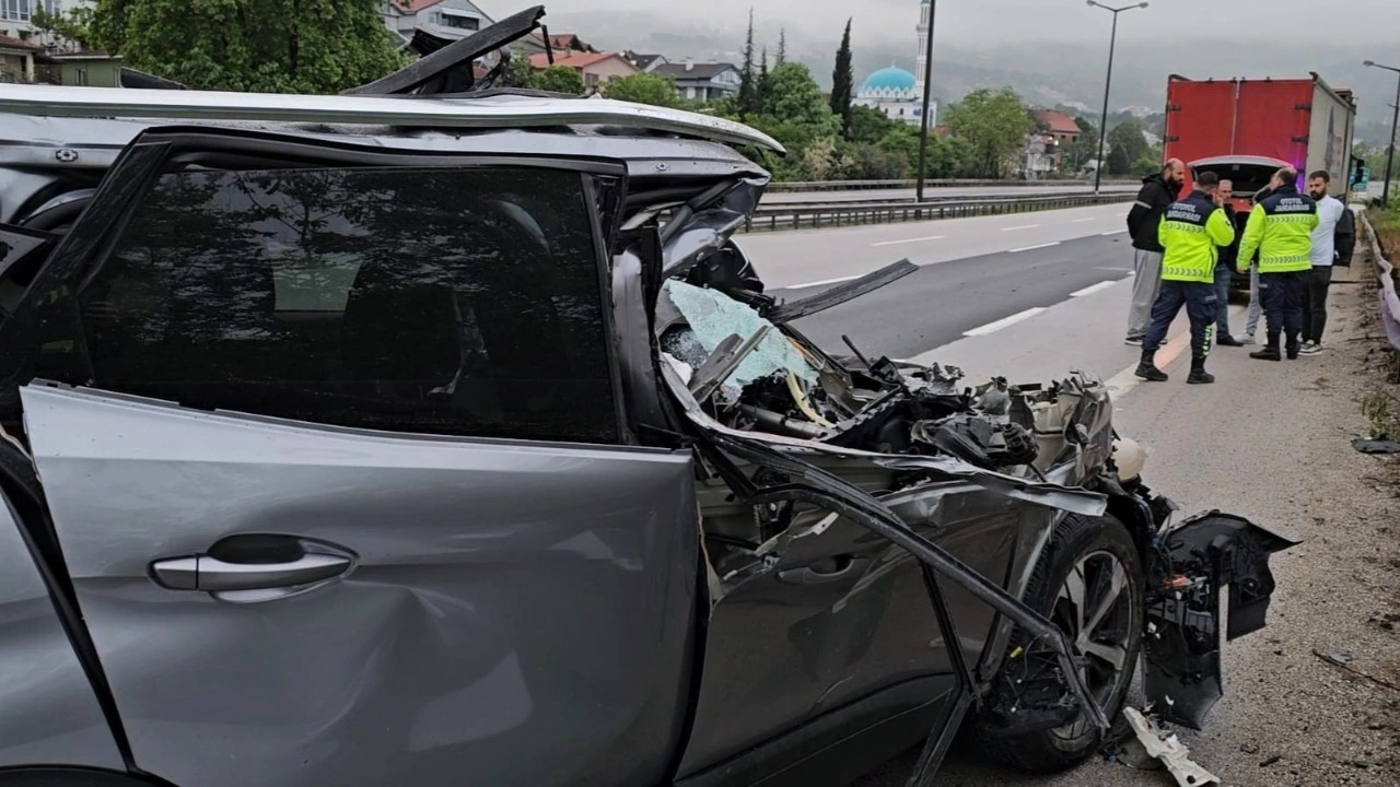 Sakarya'da feci kaza! Cip demir yığınına döndü