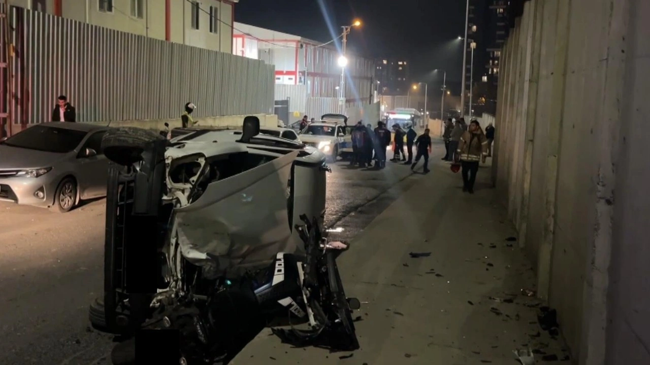 Sarıyer’de hafif ticari araç motosikletin üzerine devrildi: 2 yaralı