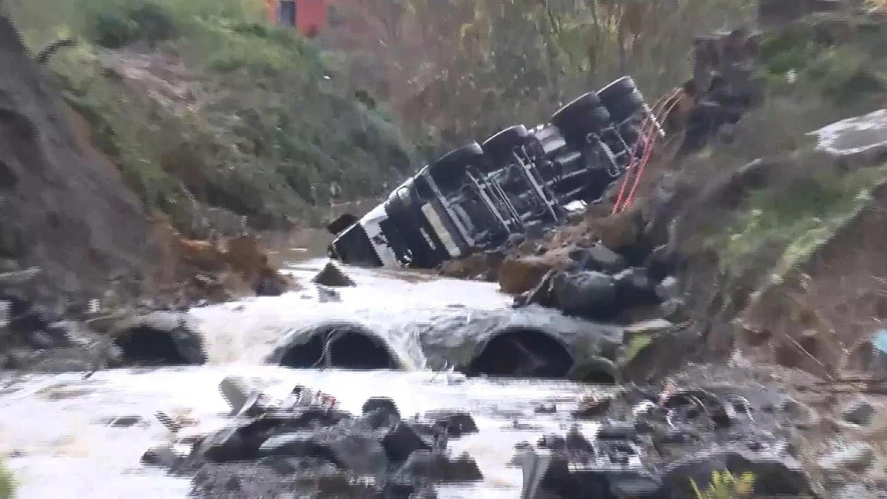 Sarıyer'de yol çöktü; dereye düşen araçlar için kurtarma çalışması sürüyor