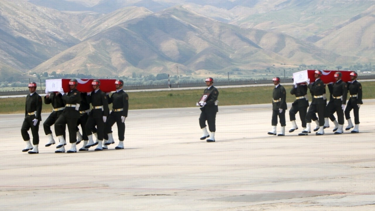 Şehit 6 asker için Hakkari'de tören