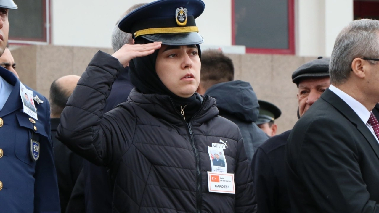 Şehit ağabeyinin cenazesini, asker selamıyla karşıladı