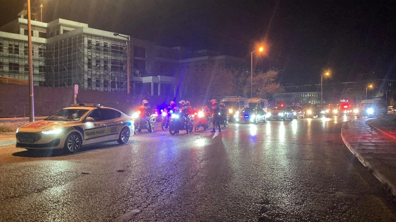 Şehit askerlerin cenazeleri, tören alanına götürüldü