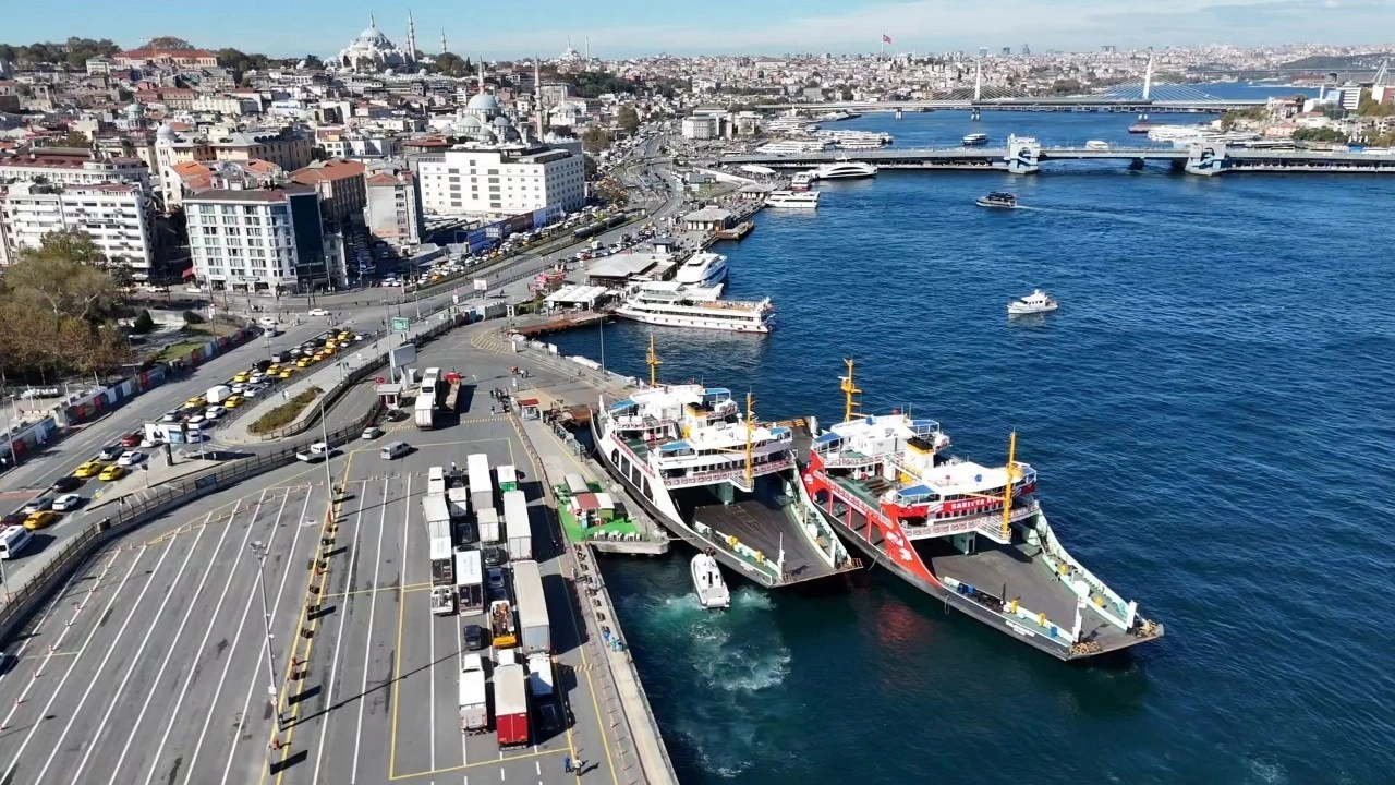 Sirkeci'de feribot iskeleye çarptı