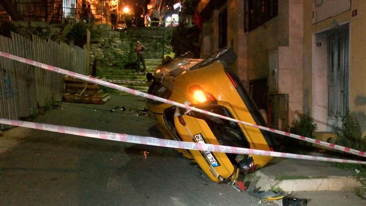Şişli'de taksi, 10 metreden çıkmaz sokağa uçtu!