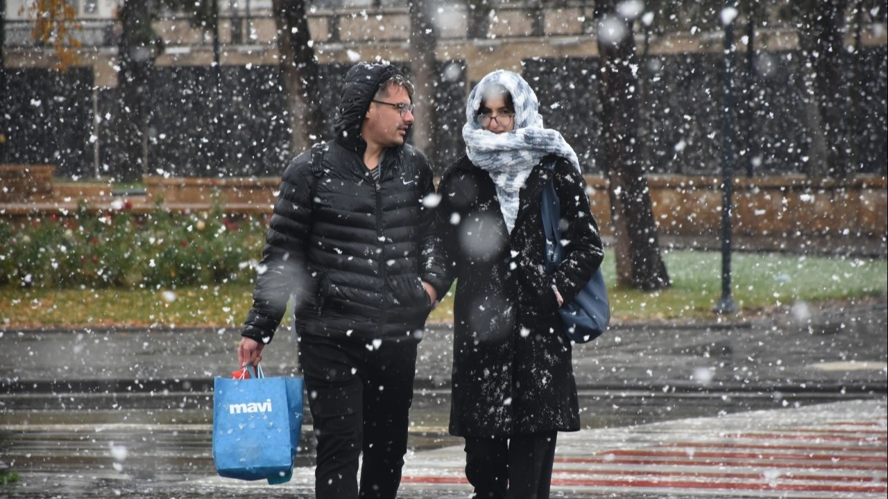 Sivas'a yılın ilk karı yağdı