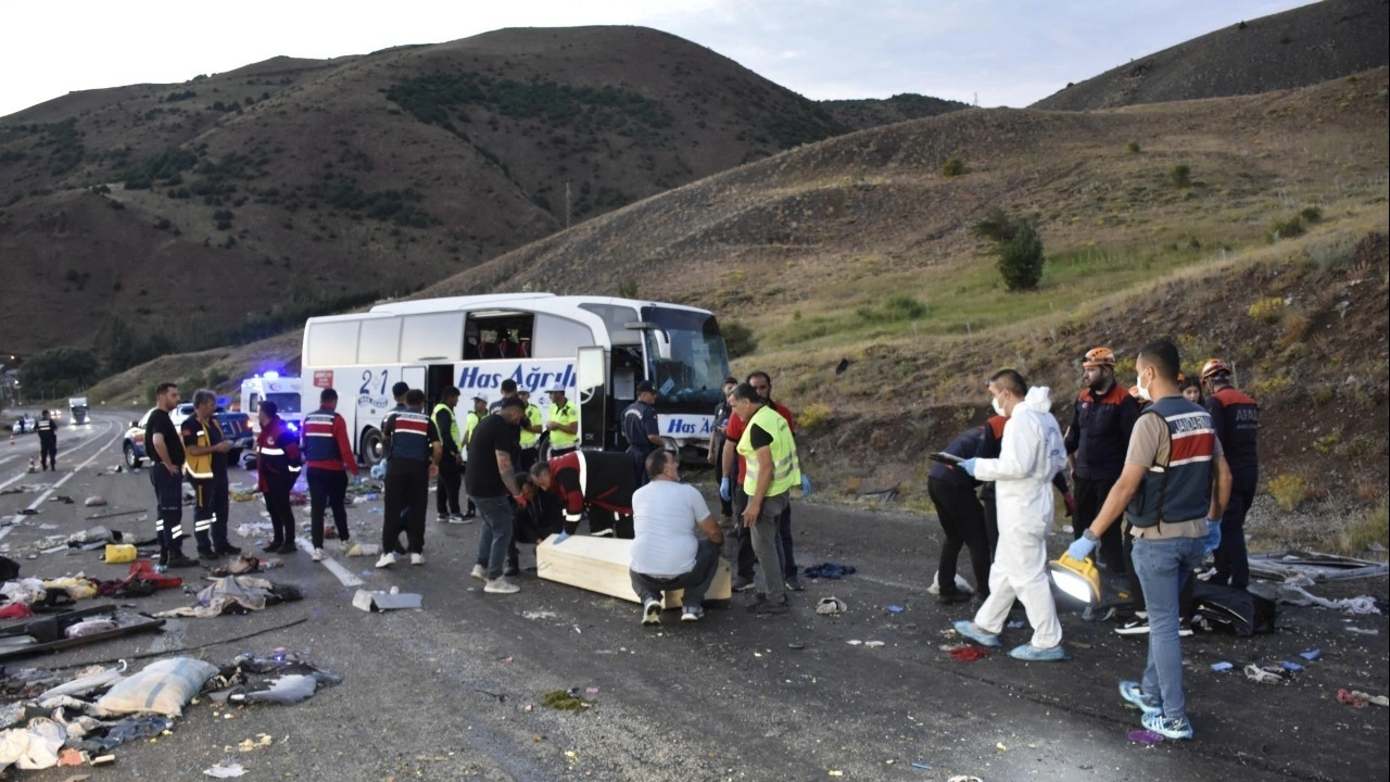 Sivas'ta yolcu otobüsü devrildi: 4 ölü, 40 yaralı