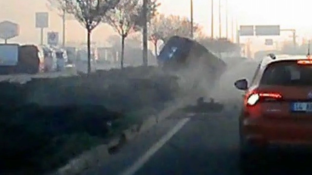 Sürücüsünün makas attığı aracın çarptığı otomobil devrildi!