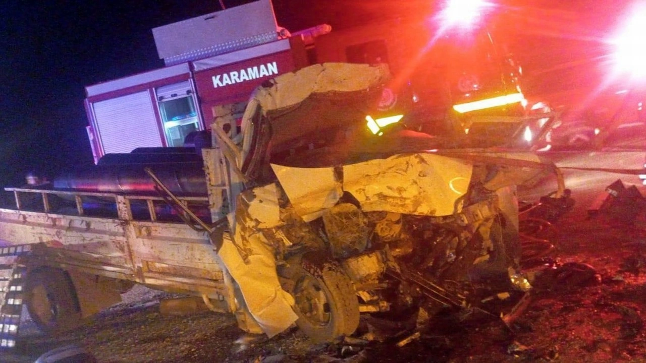 'Sürücüsünün uyuduğu' öne sürülen kamyonet ile kamyon çarpıştı