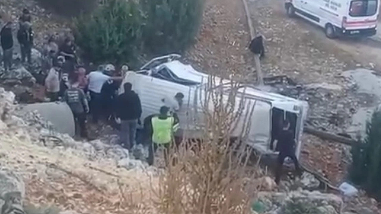 Tarım işçilerini taşıyan minibüs şarampole yuvarlandı: 5 ölü, 14 yaralı