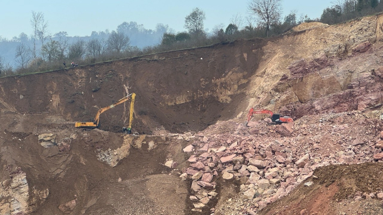 Taş ocağında göçük altında kalan kamyon şoförü yeniden aranıyor