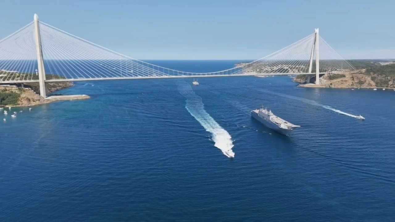 TCG Anadolu'nun 'Mavi Vatan Boğaz Geçişi' sürüyor