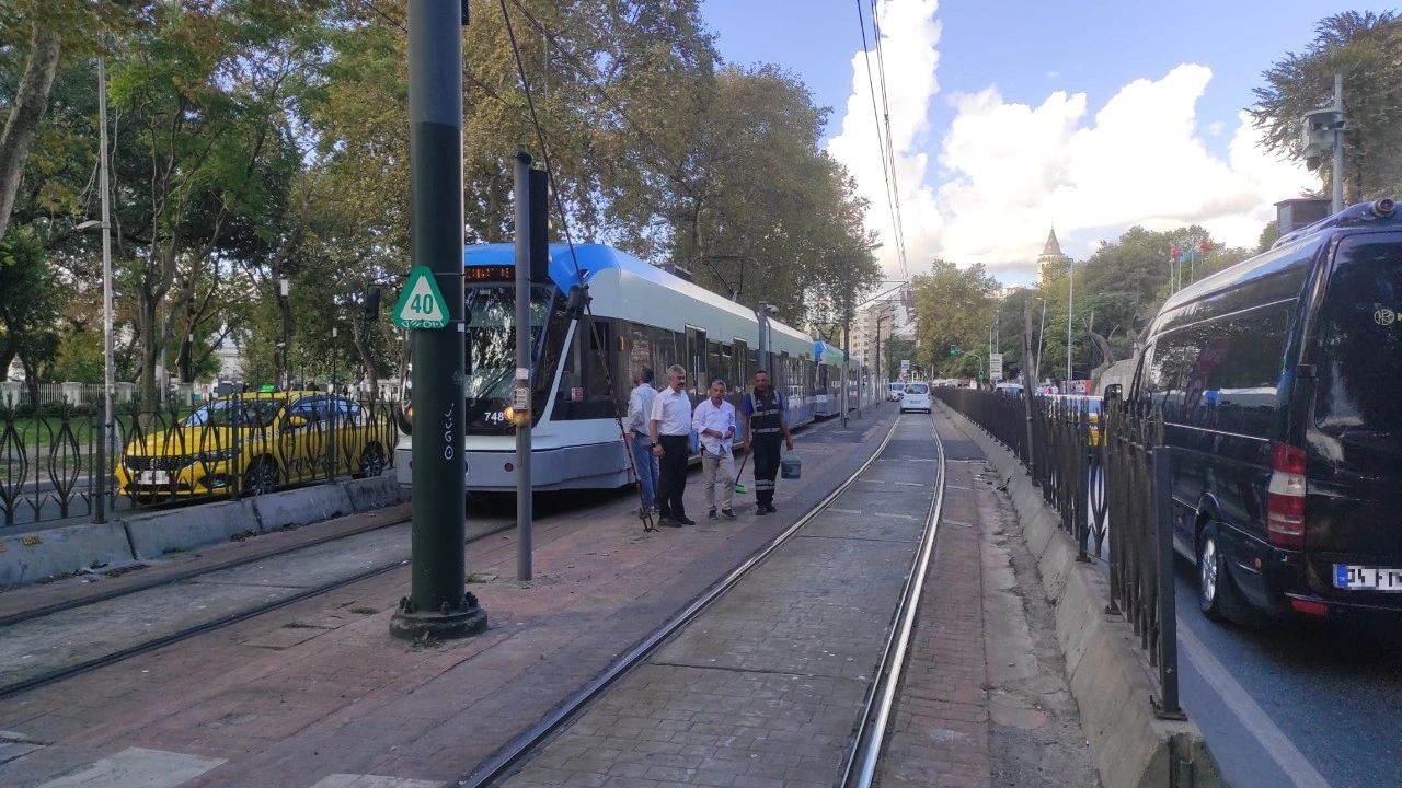 Tophane'de tramvay yayaya çarptı