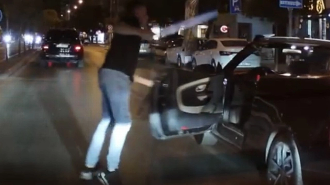 Trafikte tartıştı, kılıftan döner bıçağı çıkardı!