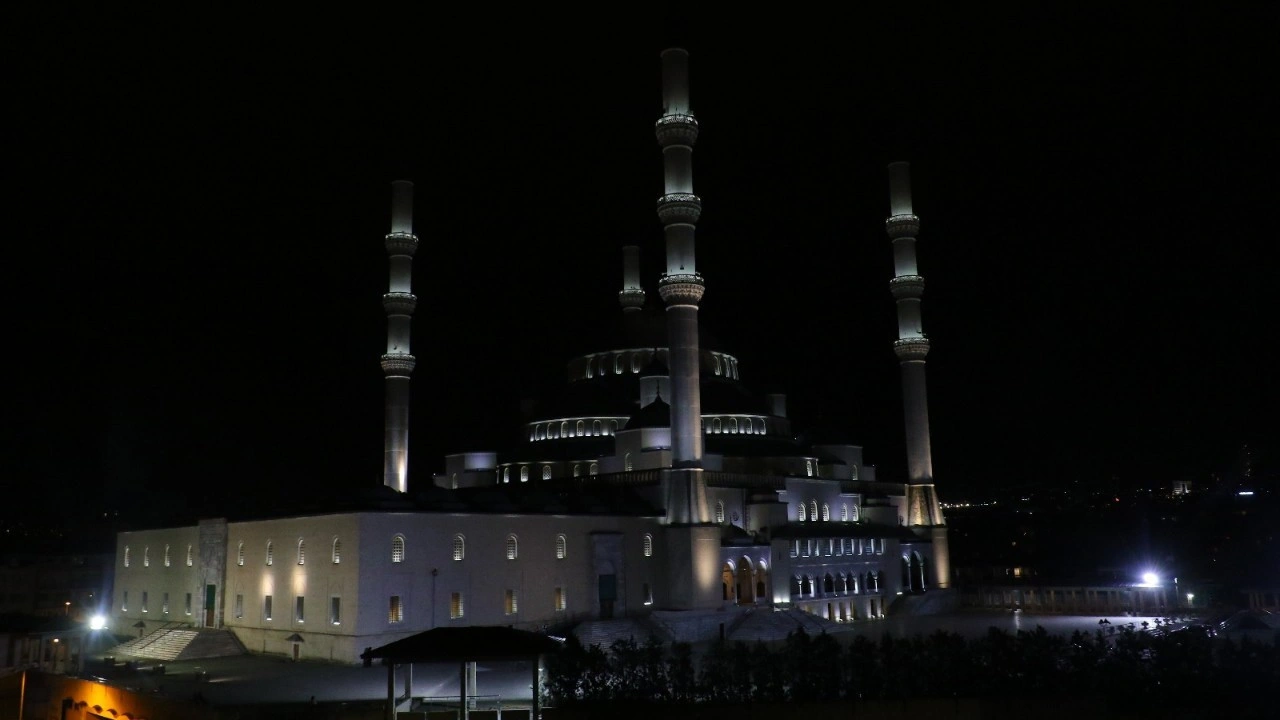 Türkiye’de tüm camilerde sela okundu