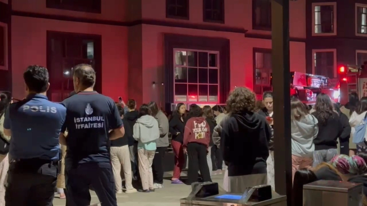 Tuzla’da, öğrenci yurdundaki yangın panik yarattı