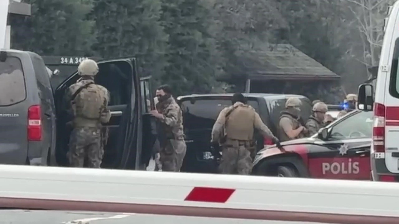 TV binasına silahla girdi; özür dilenmesini istedi