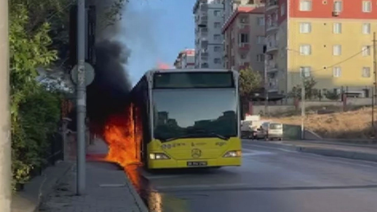 Ümraniye'de İETT otobüsü alev alev yandı; yolcular tahliye edildi!