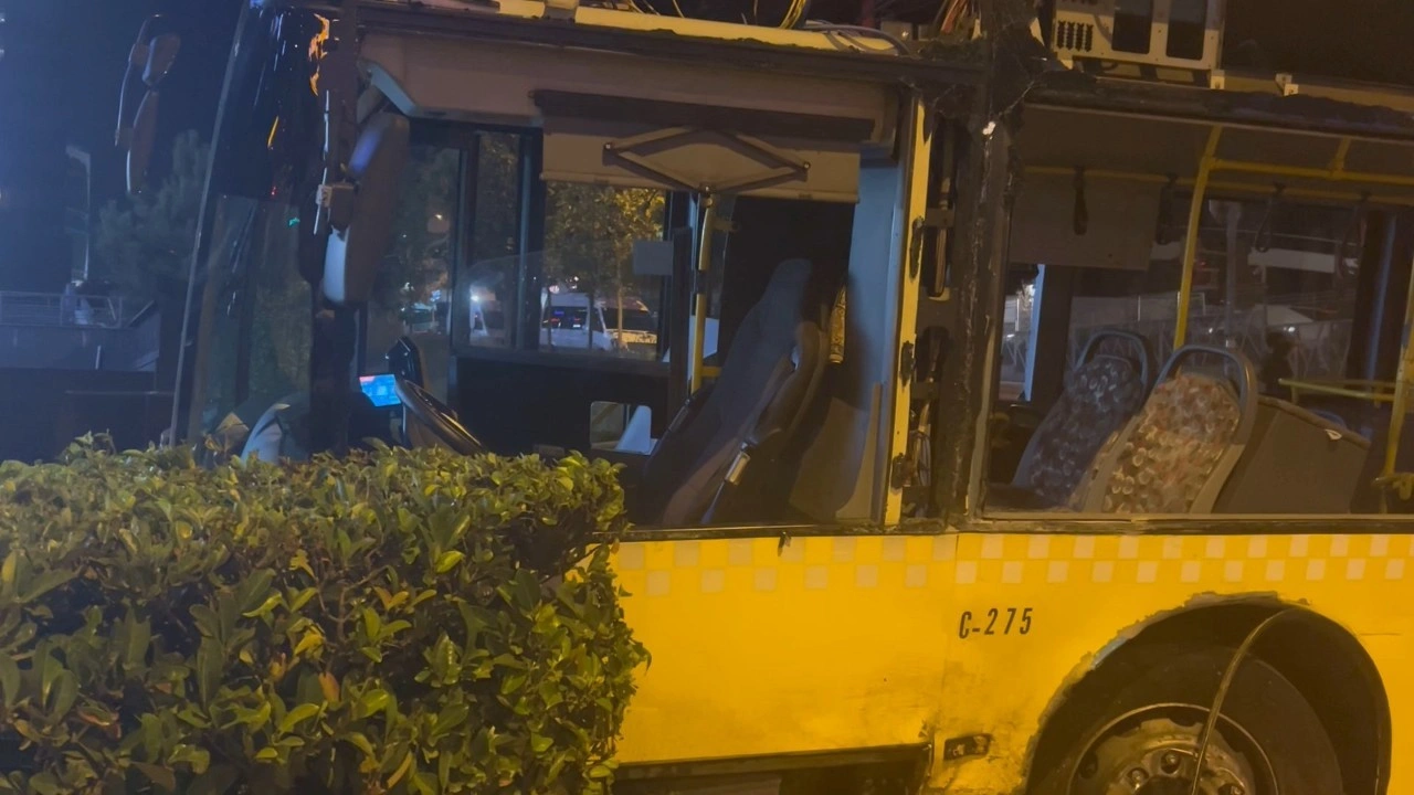 Ümraniye'de İETT otobüsü ile otomobil çarpıştı : 1'i ağır 2 yaralı
