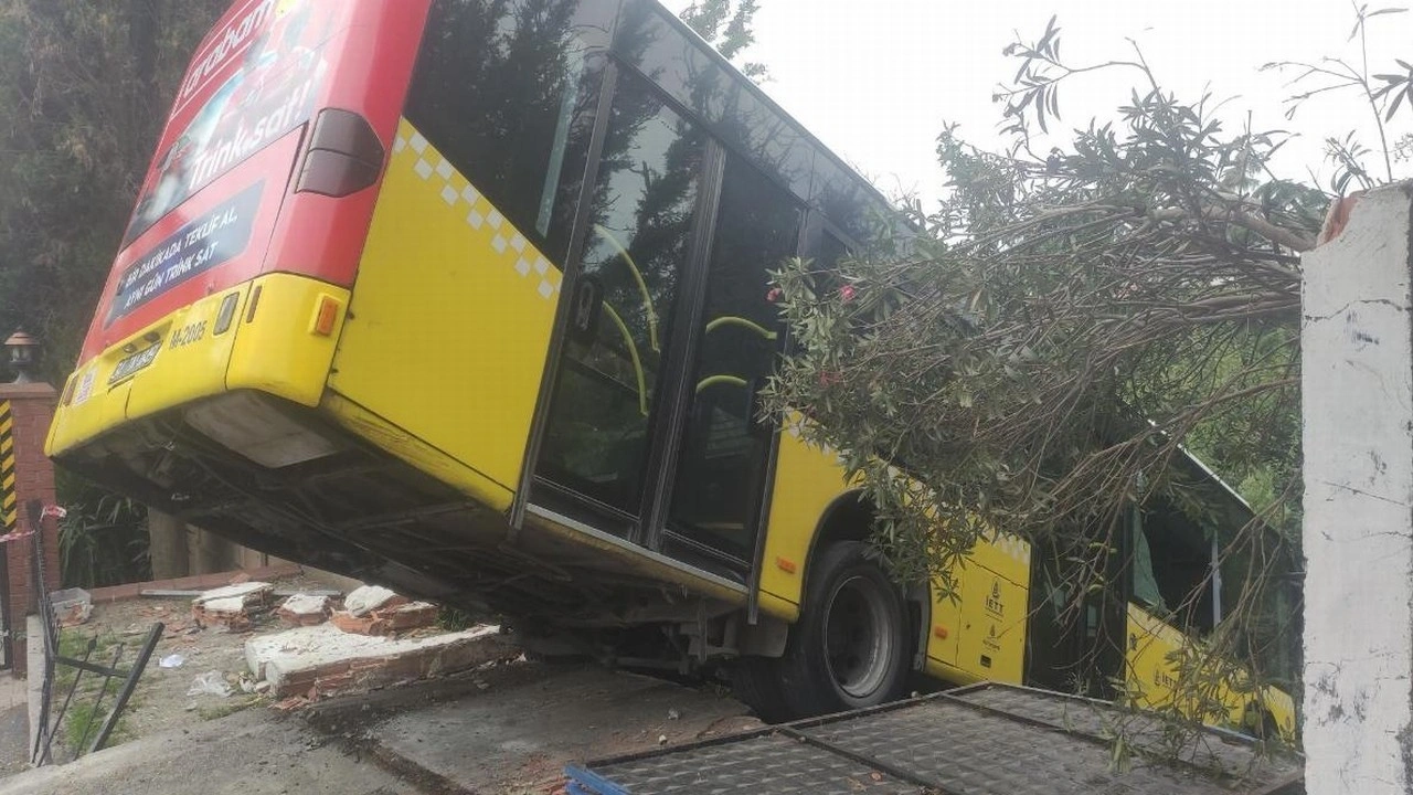 Üsküdar'da feci kaza: İETT otobüsü uçtu!