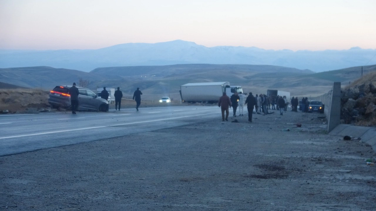 Van'da 6 araç zincirleme kazaya karıştı; 5 yaralı