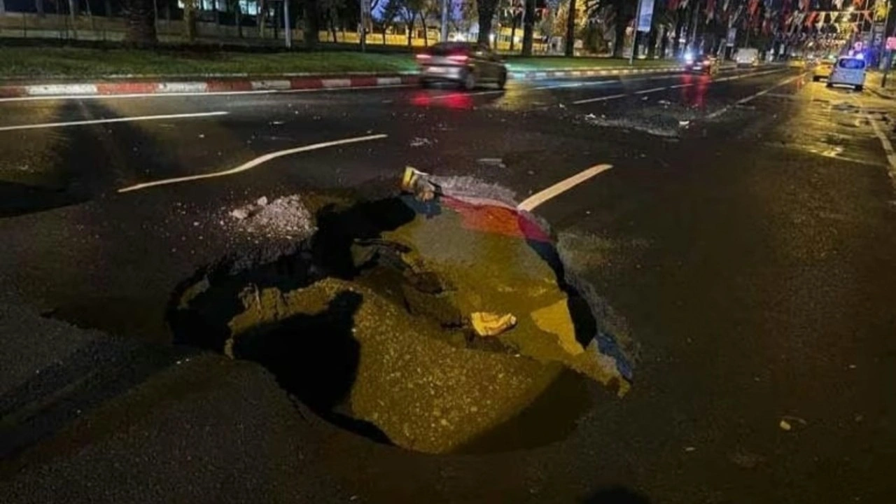 Vatan Caddesi'nde sağanak nedeniyle yol çöktü