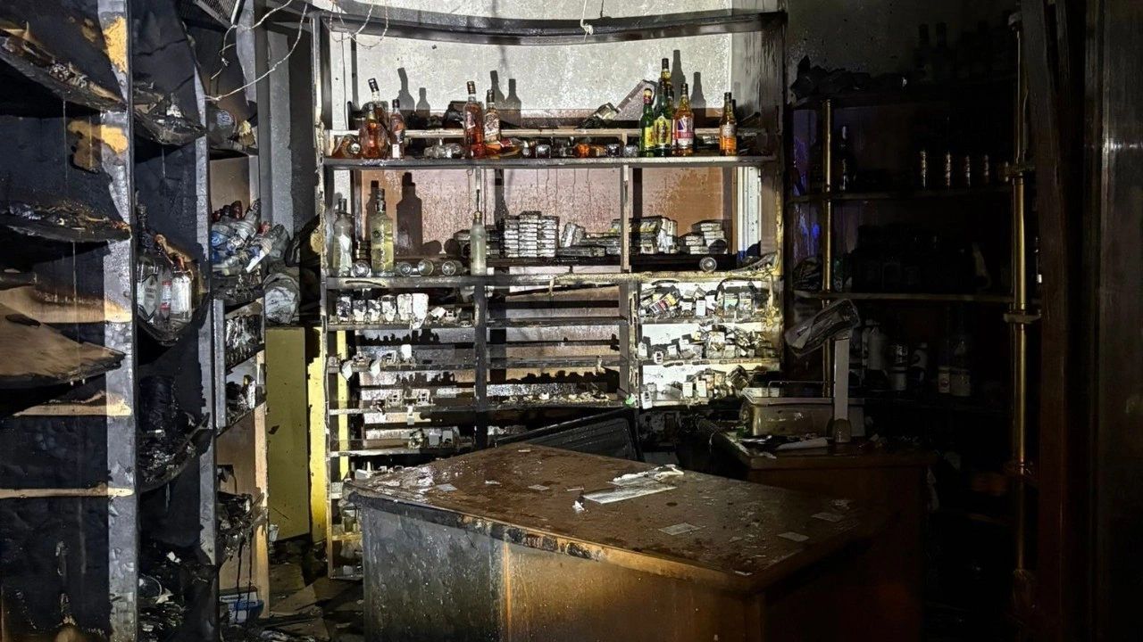 Yalova'da ailesiyle tartışan genç babasına ait tekel bayisini ateşe verdi: 2 yaralı