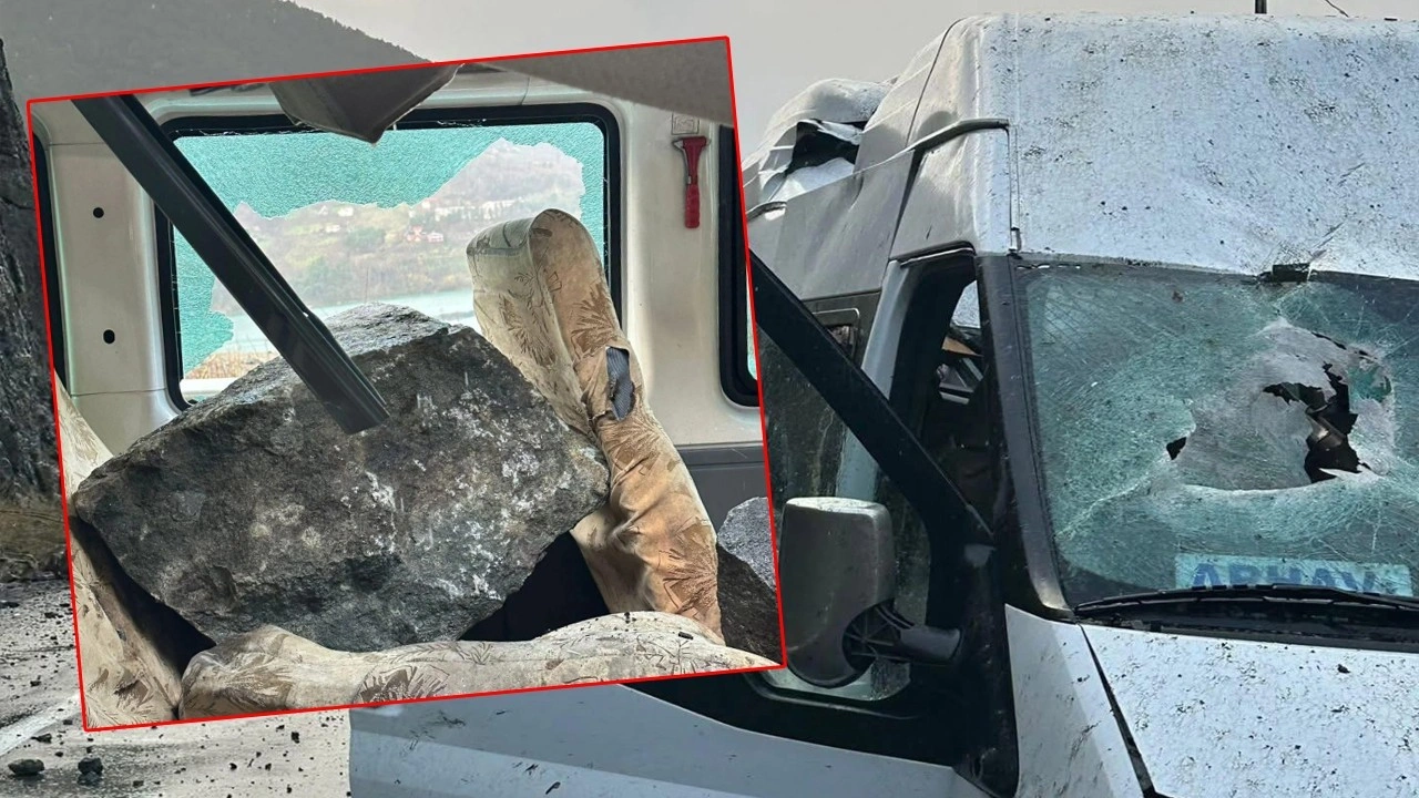 Yamaçtan kopan kaya, minibüse isabet etti