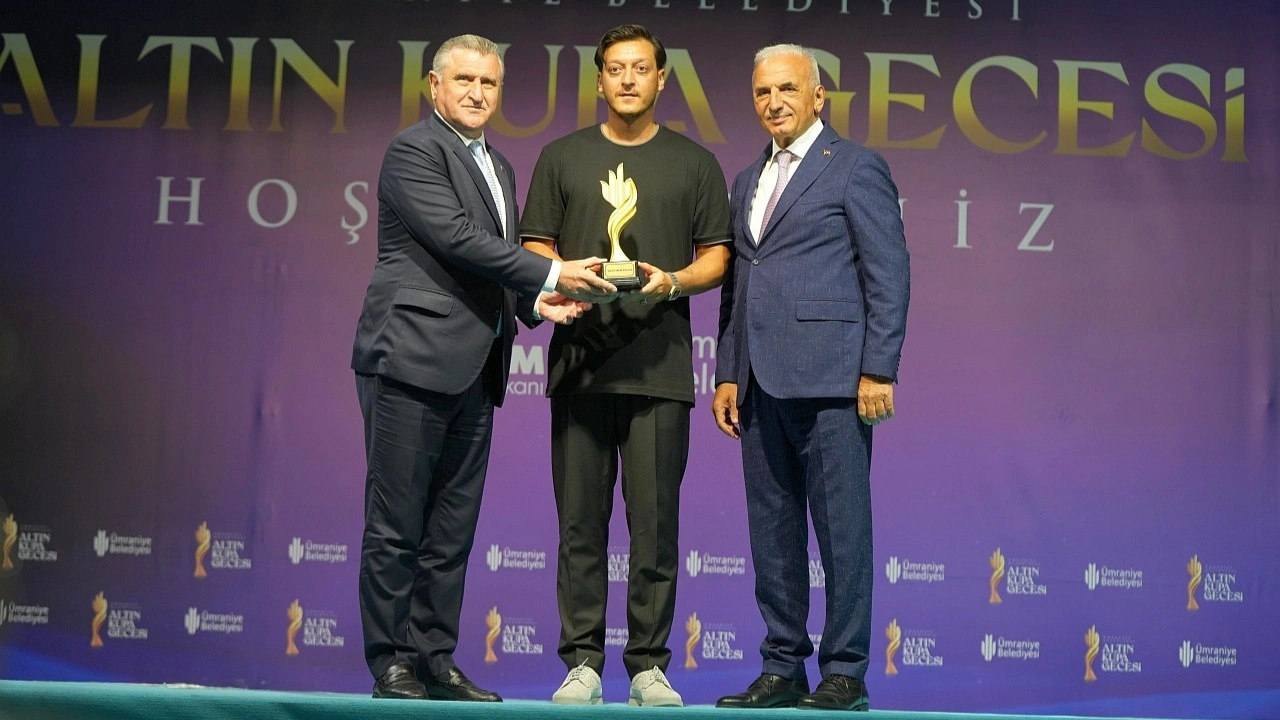 'Yılın spor insanı' eski futbolcu Mesut Özil seçildi