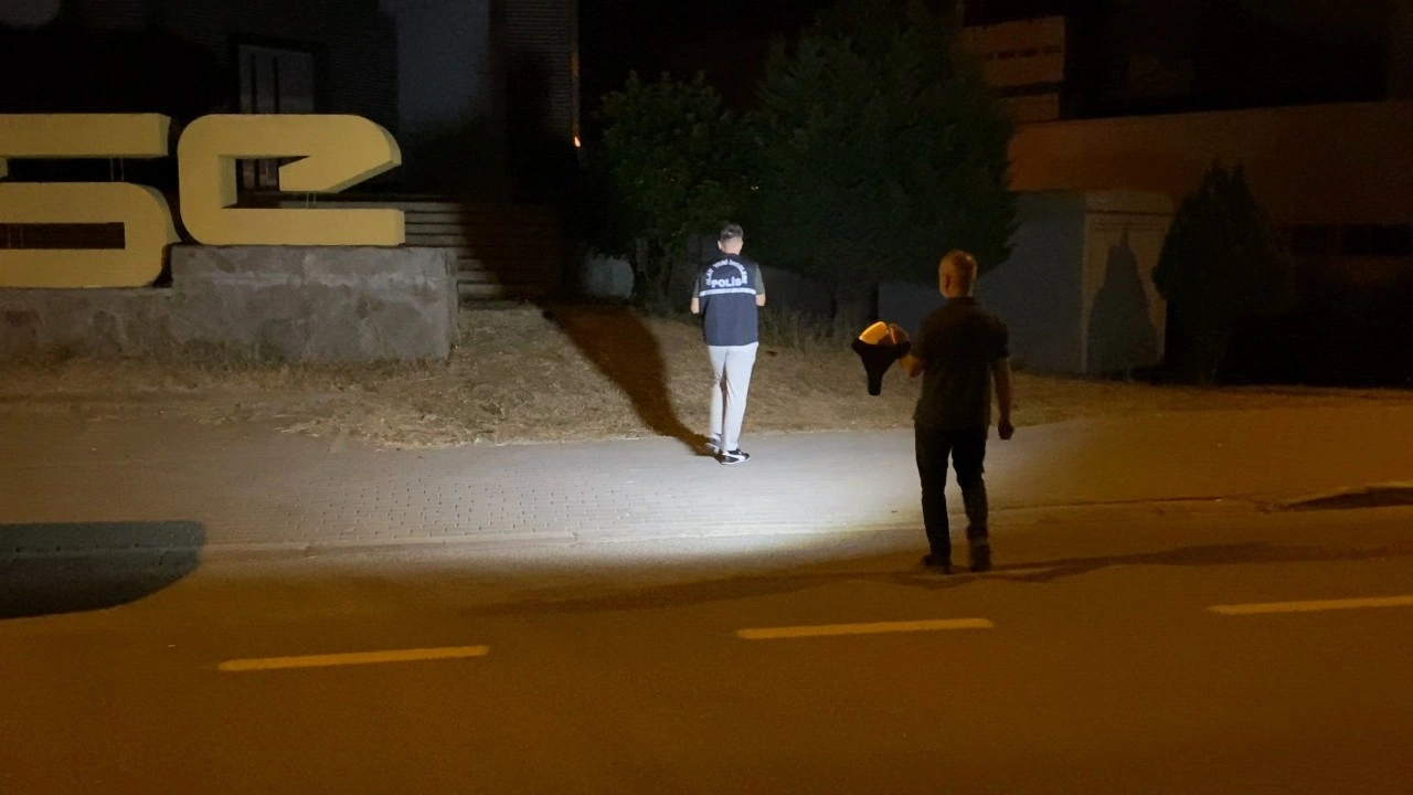 Yol kenarında alkol alırken, otomobille gelen kişi tüfekle yaraladı