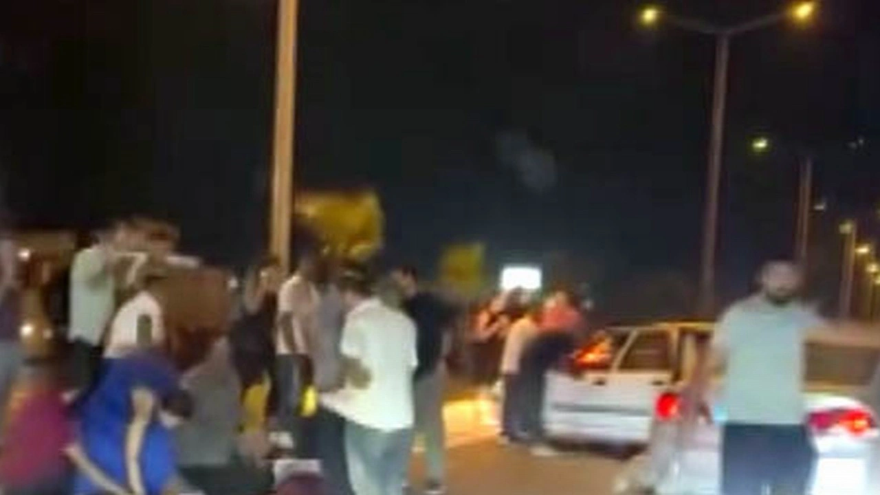 Yolun karşısına geçmeye çalışan yayalara otomobil çarptı