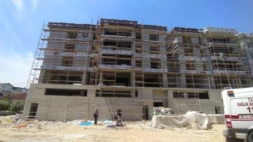 5'inci kattan düşen inşaat işçisi hayatını kaybetti