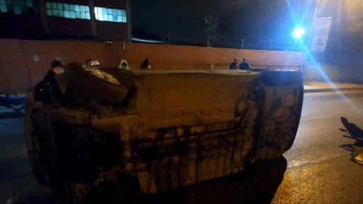Acı ölüm! Otomobil kaldırıma çarpıp devrildi