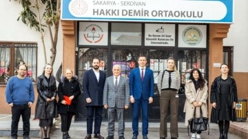 Akcoat, Sakarya'daki Hakkı Demir Ortaokulu'na kitap bağışladı