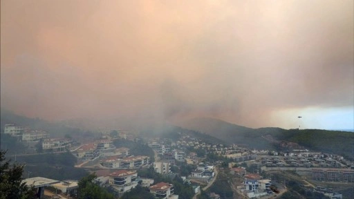 Alanya'da gökyüzü dumanla kaplandı, alevler villaları tehdit ediyor