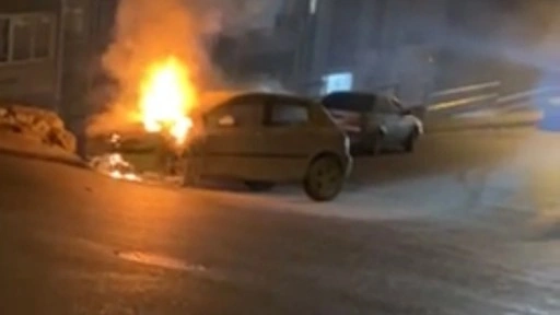 Alkoll&uuml; s&uuml;r&uuml;c&uuml;n&uuml;n duvara &ccedil;arptığı otomobil yandı