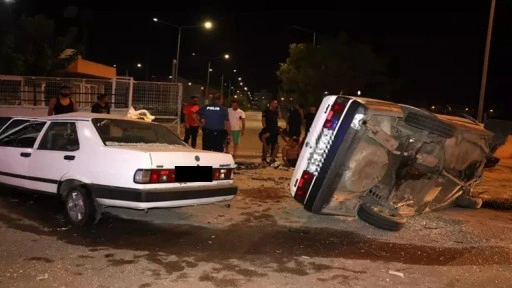 Antalya'da İki otomobil kafa kafaya çarpıştı: 3'ü ağır, 4 yaralı